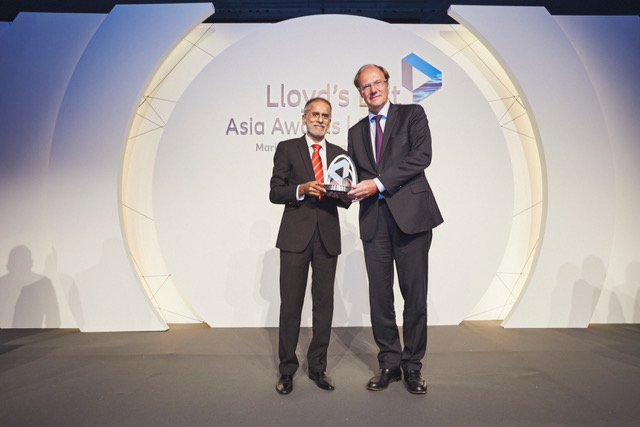 Nicolas Sartini, APL Chief Executive Officer (right) receiving the Award from Khalid Hashim, Managing Director of Precious Shipping PCL (left)