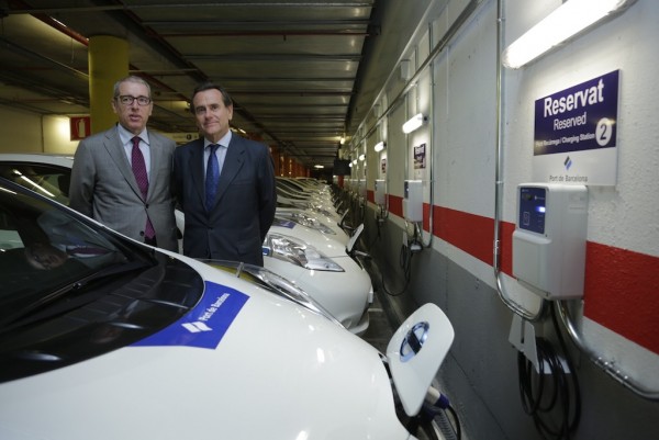 General Manager of the Port of Barcelona, José Alberto Carbonell, and President of the Port of Barcelona, Sixte Cambra, stand by the fleet of electric vehicles.