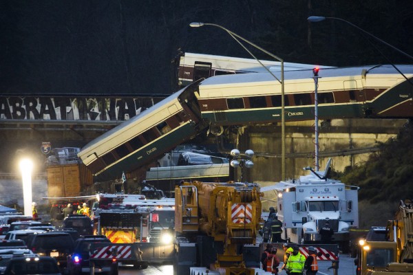  Amtrak train cars lie on Interstate 5 after a derailment in DuPont, Washington, U.S., on Monday, Dec. 18. Photographer: David Ryder/Bloomberg 