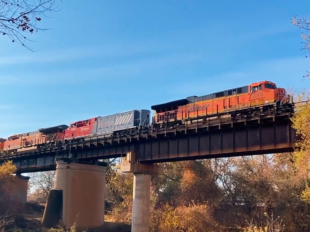 BNSF and Wabtec commence battery-electric locomotive pilot test in California