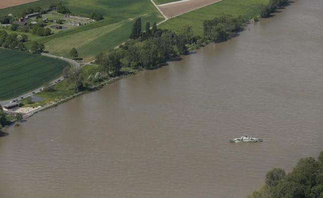 An aerial picture shows a ferry over Europe's most frequented waterway the river Rhine in Mondorf, a suburb of the North Rhine-Westphalian city of Bonn, Germany May 6, 2015. Reuters/Wolfgang Rattay
