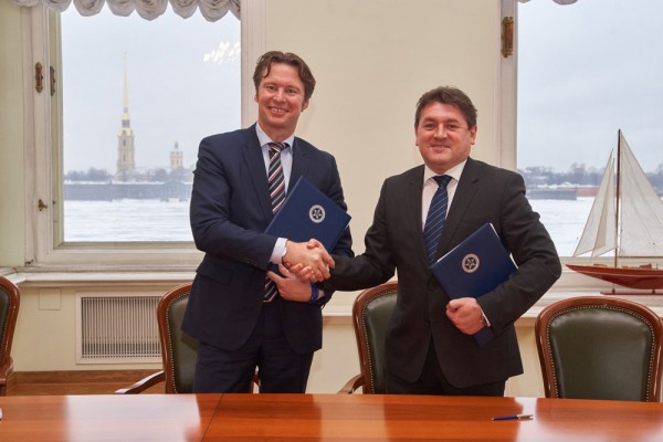 Konstantin Palnikov, Director General of the Russian Maritime Register of Shipping (right), signed the framework agreement with Knut Ørbeck-Nilssen, CEO DNV GL – Maritime