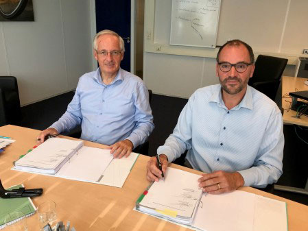 Hans Elshout and Peter van der Maas sign the agreement 4 September, making the acquisition of S&H by DSV official. 