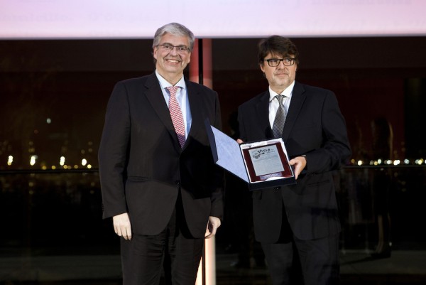 (right) Luís Martínez, Emirates SkyCargo’s Cargo Manager, Barcelona, receiving the Logistics Quality Award on behalf of the carrier.