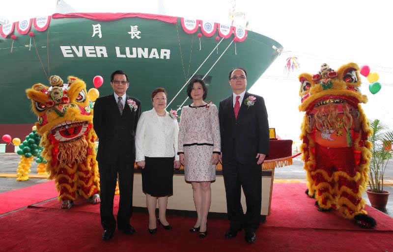 Photo Caption: (From left to right) Mr. Lai Sun-Quae, Chairman of CSBC Corporation, Taiwan; Ms. Lee-Ching Ko, Second Vice Group Chairman of Evergreen Group; Mrs. Lin, Mei-Chun and Mr. Anchor Chang, Chairman of Evergreen Marine Corp.