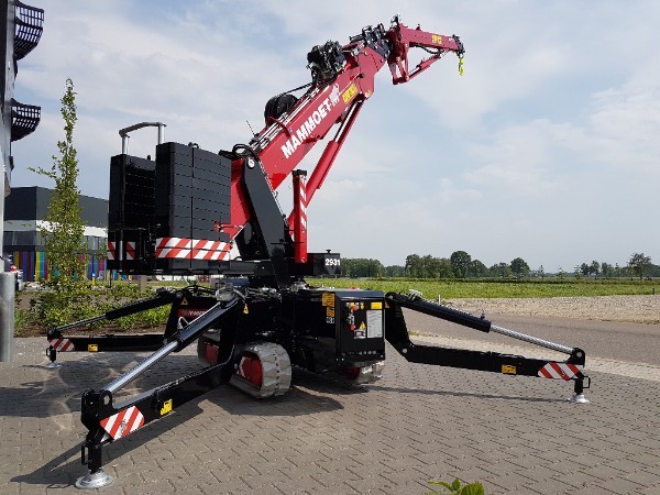 This mini-crawler crane works efficiently in constricted sites
