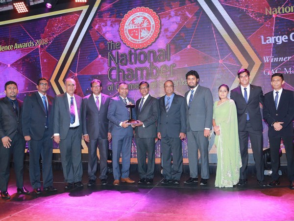 Navin Perera, General Manager (5th from left) receives award on behalf of the GAC Marine Services team, from Sunil G Wijesinha, Chairman, National Business Excellence Awards 2018 panel of judges and Past President, National Chamber of Commerce of Sri Lanka, accompanied by Gamini Wimalasuriya, Honorary Treasurer, National Chamber of Commerce of Sri Lanka to his right.