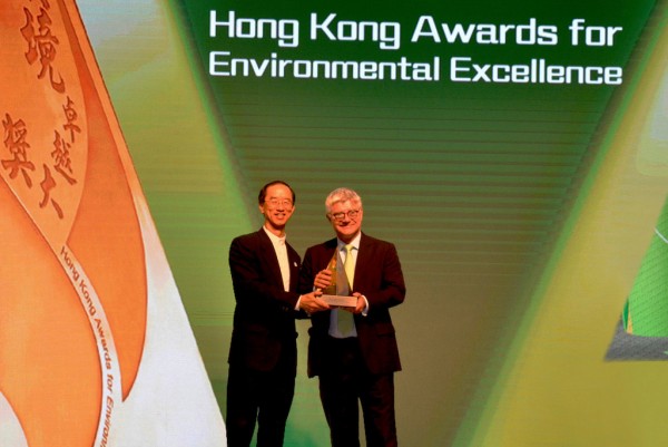 Hactl Chief Executive Mark Whitehead (right) receives the trophy from Mr. Lam Chiu-ying, Chairman of the Environmental Campaign Committee.