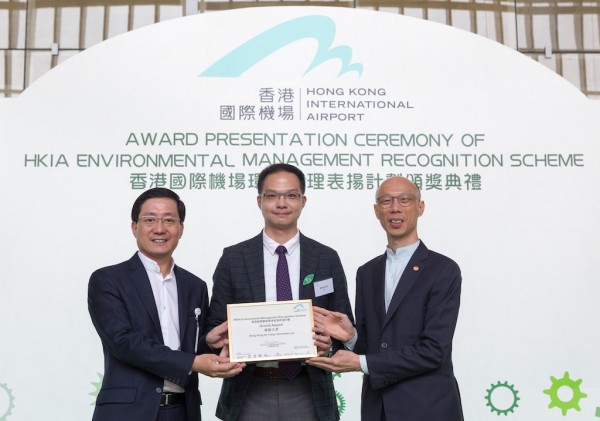 Benny Siu, Hactl’s Senior Manager – Quality Assurance, receives the award from Mr. Fred Lam, Chief Executive Officer of Airport Authority Hong Kong (left) and Mr. Wong Kam-sing, Secretary for the Environment (right). 