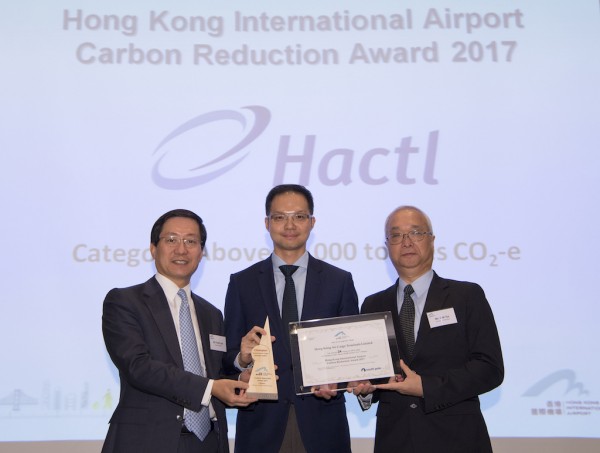 Benny Siu, Hactl’s Senior Manager – Quality Assurance, receives the award from Mr. Fred Lam Tin-fuk, CEO of Airport Authority Hong Kong (left) and Mr. Tse Chin-wan, Under Secretary for the Environment (right).