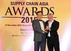 Hactl Chief Executive Mark Whitehead (right) receives the award from Mark Goh, Director, Industry Research, The Logistics Institute-Asia Pacific, National University of Singapore 