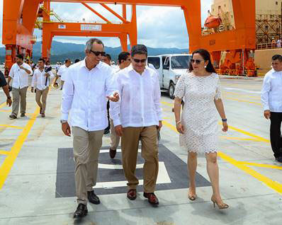 ICTSI Chairman and President Enrique K. Razon Jr. (left) shares a light moment with Honduran President Juan Orlando Hernandez and First Lady Ana Garcia Hernandez during a walk-through of the new Pier 6 at Puertos Cortes. The US$145-million greenfield development of ICTSI’s Honduran subsidiary, Operadora Portuaria Centroamericana S.A. de C.V (OPC) enables the largest box ships plying major trade routes in the Atlantic to be serviced without any infrastructure restrictions previously experienced in other Central America ports.