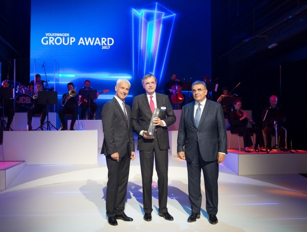 (from l. to r.) Matthias Müller, Chairman of the Board of Management of Volkswagen AG, Dr. Ottmar Gast, Chairman of the Executive Board of Hamburg Süd, Dr. Francisco Javier Garcia Sanz, Member of the Board of Management of Volkswagen AG responsible for Procurement