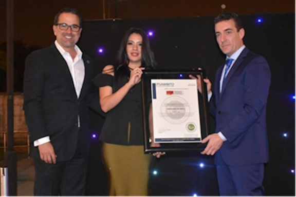 From left to right: Gustavo Manrique, President of Sambito and Evelyn Montalván, Guayas Provincial Director of the Ministry of the Environment hands over the plaque of recognition to José Antonio Contreras, chief executive officer of Contecon Guayaquil as the first carbon-neutral port in the whole of Ecuador and Latin America.