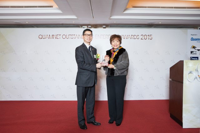 Samuel Lau, Executive Director of Kerry Logistics (Hong Kong) (left) to receive the Outstanding Global Logistics Network Award at the Quamnet Outstanding Enterprise Awards