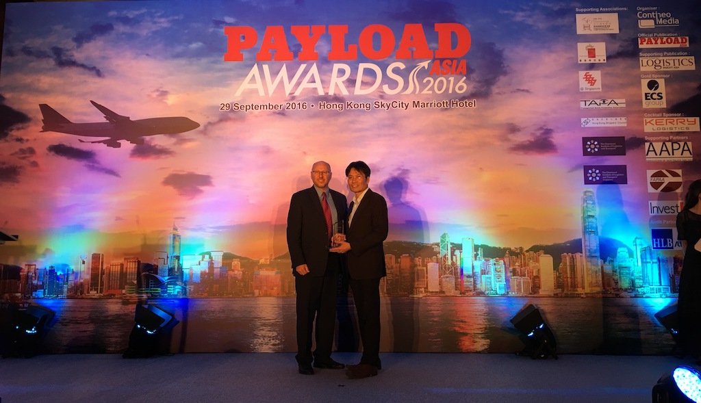 Gary So (right), Deputy Managing Director of Kerry Logistics, to receive the Global Logistics Provider of the Year at the Payload Asia Awards 2016 
