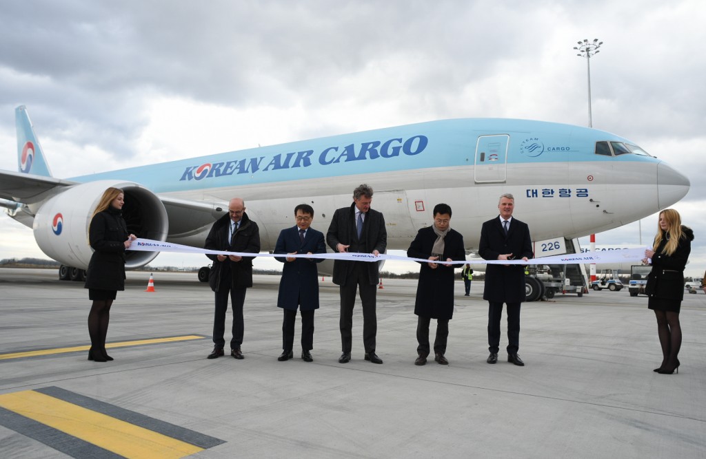 Left to right: Taner Sari, Managing Director, Celebi Ground Handling Hungary; H.E. Kyoo Sik Choe, Ambassador of South Korea to Hungary; Dr Rolf Schnitzler, Chief Executive Officer, Budapest Airport; Jeong Soo Park, Managing Vice President for Europe, Korean Air; René Droese, Chief Property and Cargo Officer, Budapest Airport