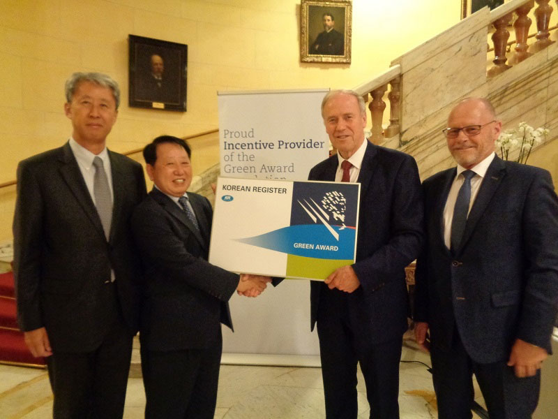 Photo caption:(from left) Mr. H. C. Lee (Excutive Vice President, KR), Mr. Lee Jeong-kie (Chairman & CEO, KR), Dr. Peter M. Swift (Member of the Advisory Board of the Green Award Foundation), Mr. Jan Fransen (Managing Director, Green Award Foundation) 