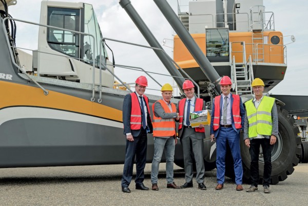 Representatives from Kloosterboer and Liebherr celebrated the official hand-over of the new Liebherr port equipment to handle fruits in Vlissingen