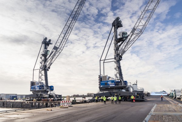 The two new Liebherr mobile harbour cranes LHM 420 will be mainly used for tandem lifts at the port of Emden, Germany.