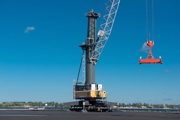  The new crane is equipped for handling containers, bulk cargo and project loads