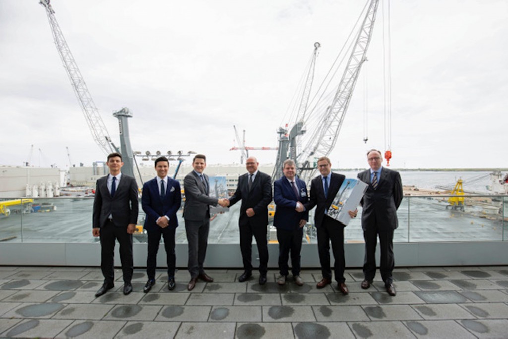  Port CEO Dennis Jul Pedersen and Technical Director Henrik Theilgaard signed the purchase agreement for the new mobile harbour crane at the Liebherr factory in Rostock, Germany.