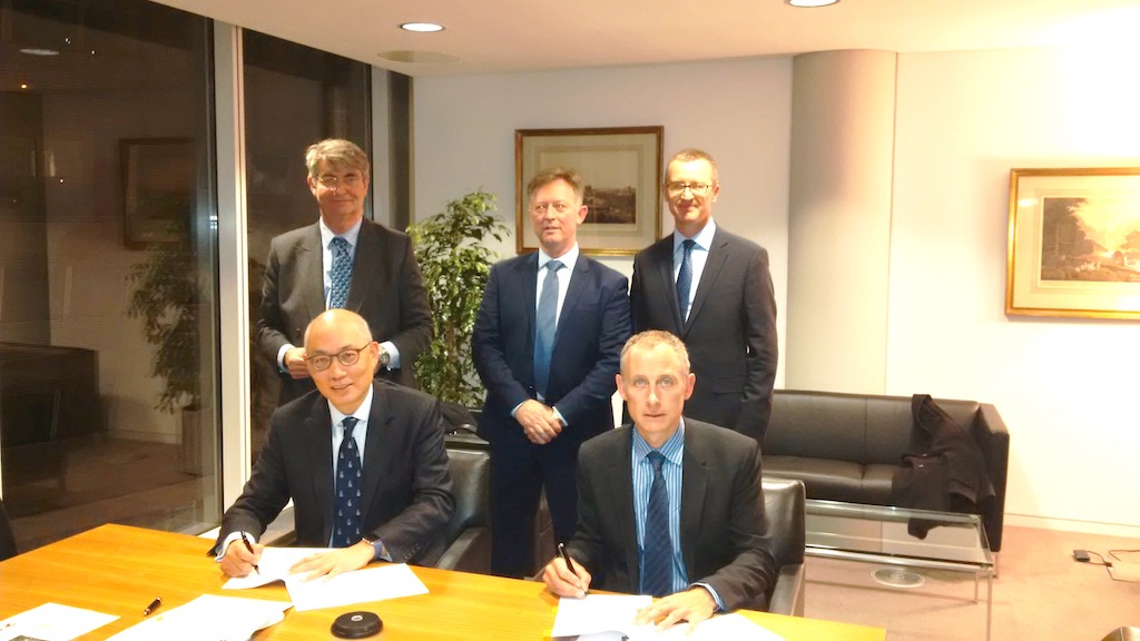 London Thamesport and the Armitt Group have signed an agreement for a purpose-built, 120,000 square feet specialist steel handling facility. Pictured at the signing are (l to r): Nicholas Marshall, Commercial Director Armitt, Clemence Cheng, Managing Director Hutchison Ports Europe (seated), Allan Seedhouse, Director Armitt, Charles Gray, Managing Director Armitt (seated), Mark Taylor, Director, Hutchison Logistics (UK) 