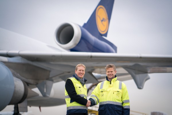 f.l.t.r. Christian Reuter, Secretary General of the German Red Cross and Peter Gerber, CEO and Chairman of the Executive Board of Lufthansa Cargo in front of MD-11 freighter D-ALCA