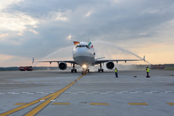 Welcoming of the plane by the airport fire brigade