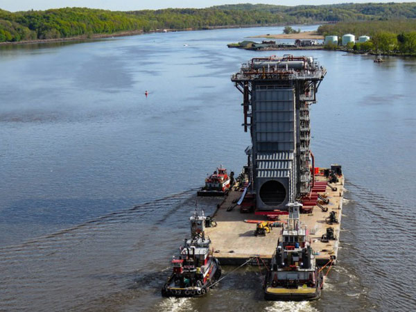 The 3152-ton HRSG module making its way down the Hudson River (Photo credit: Glen Raymo) 