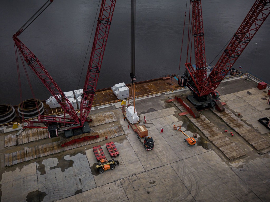 Mammoet was contracted to unload 14 pieces of heavy and oversized equipment from a barge and transport them to the construction site 60 kilometers away
