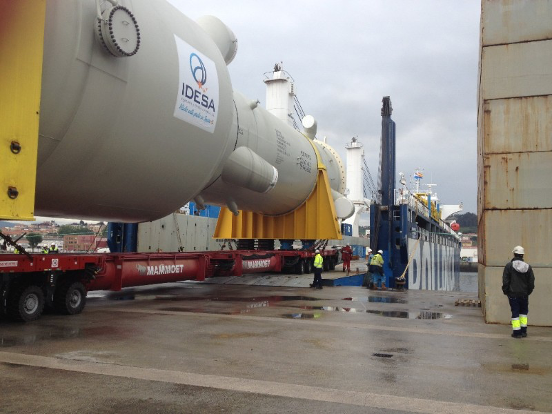Mammoet and Arbegui joint project included a roll-on/roll-off of a generator and coke drum at Aviles, Spain.