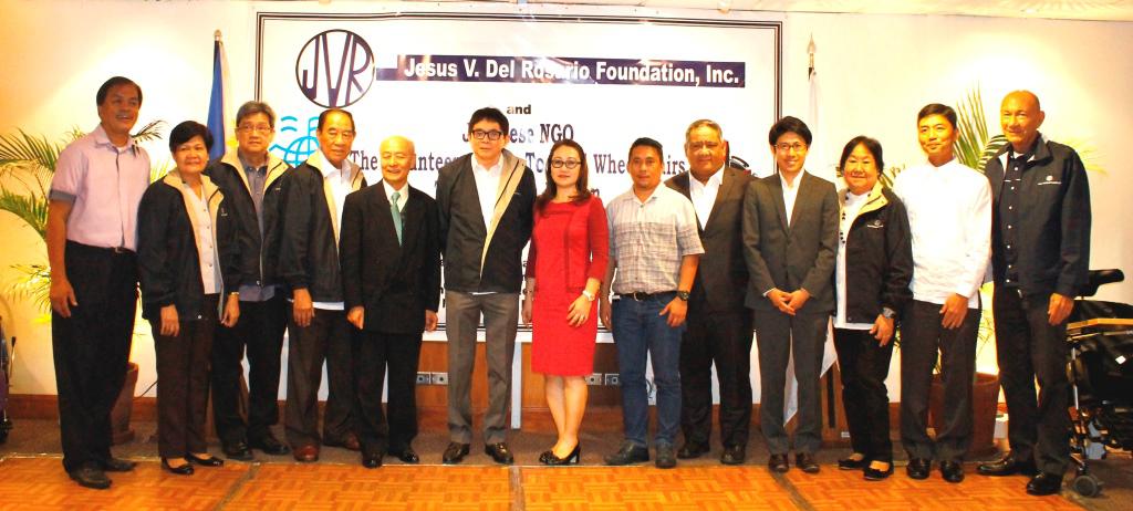 At the ceremony commemorating the donation: Jun Lacson, Country Director of MOL Philippines, Inc. (5th from right); Jaime C. Del Rosario, chairman and president of the Jesus V. Del Rosario Foundation, Inc. (8th from right); Norihiro Nose, director of the Volunteers Group to Send Wheelchairs to Overseas Children (9th from right)