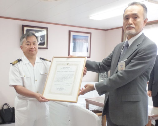 Captain Gaku Hinata (left) receives the certificate of commendation from MOL Managing Executive Officer Takaaki Inoue. 