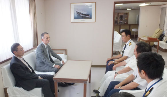 MOL President Koichi Muto (far left) exchanges opinions with the captain and chief engineer. 