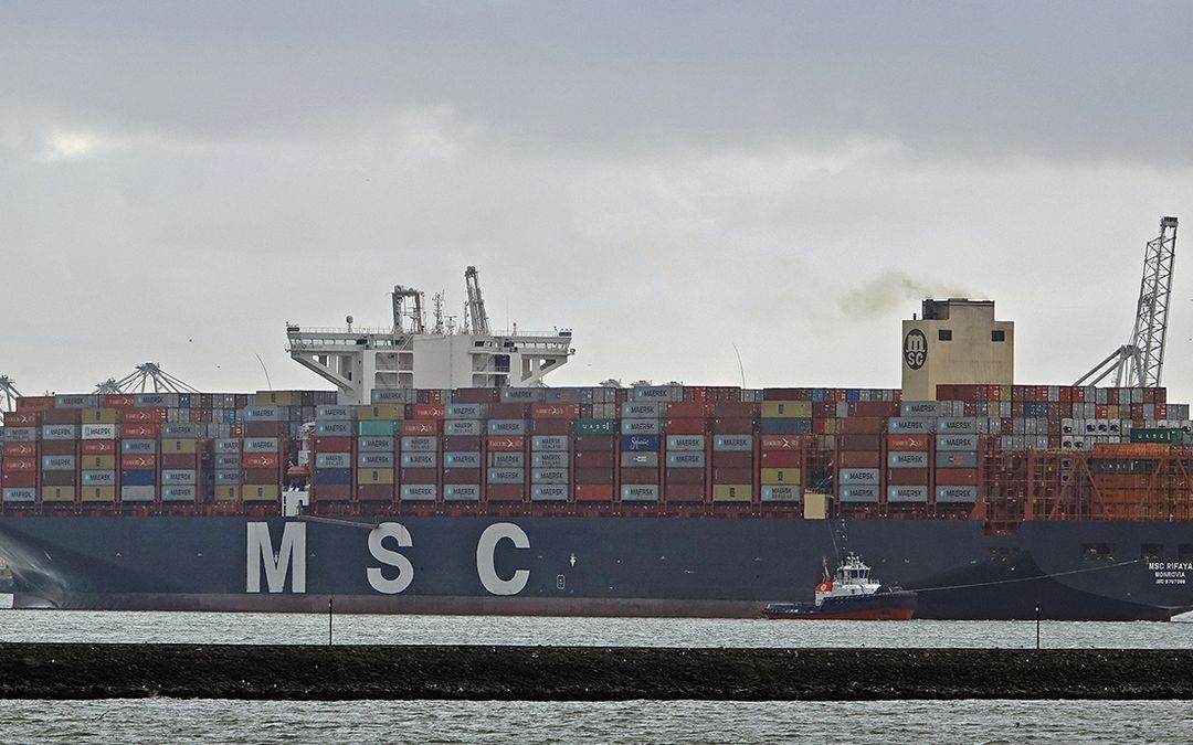 Arrival of the MSC Rifaya, the stowed container ship that was the first to arrive in Rotterdam