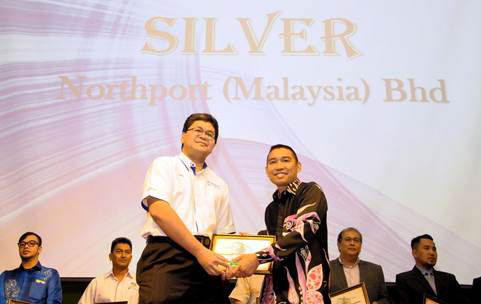 Dato’ Azman Shah Mohd Yusof, Chief Executive Officer of Northport (Malaysia) Bhd (left) receiving the MSOSH OSH Silver Award 2016 from Daman Huri Bin Mohammad, Organising Chairman of the MSOSH 35th Annual Award Presentation Ceremony.