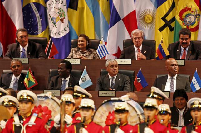  U.S. President Barack Obama (front row, L) and Venezuelan President Nicolas Maduro (top row, R) attend the inauguration ceremony of VII Summit of the Americas in Panama City April 10, 2015. Reuters/Carlos Garcia Rawlins 