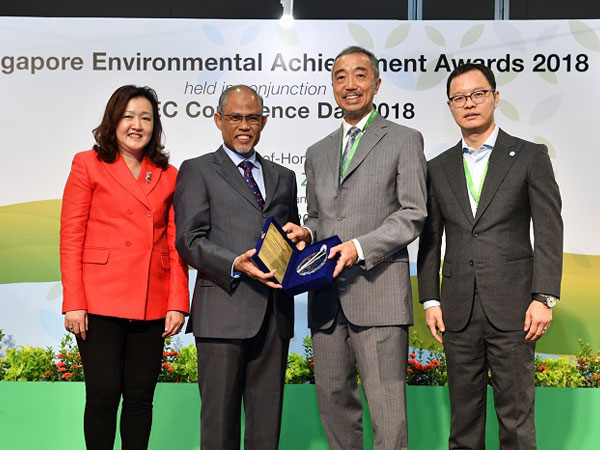 From L to R: Ms. Isabella Loh, Chairman of the Singapore Environment Council, Mr. Masagos Zulkifli, Minister for the Environment and Water Resources of Singapore, Mr. Stephen Ng, Director of Trades of OOCL, Mr Richard Loo, General Manager of CITIC Telecom International (SEA) Pte Ltd. 