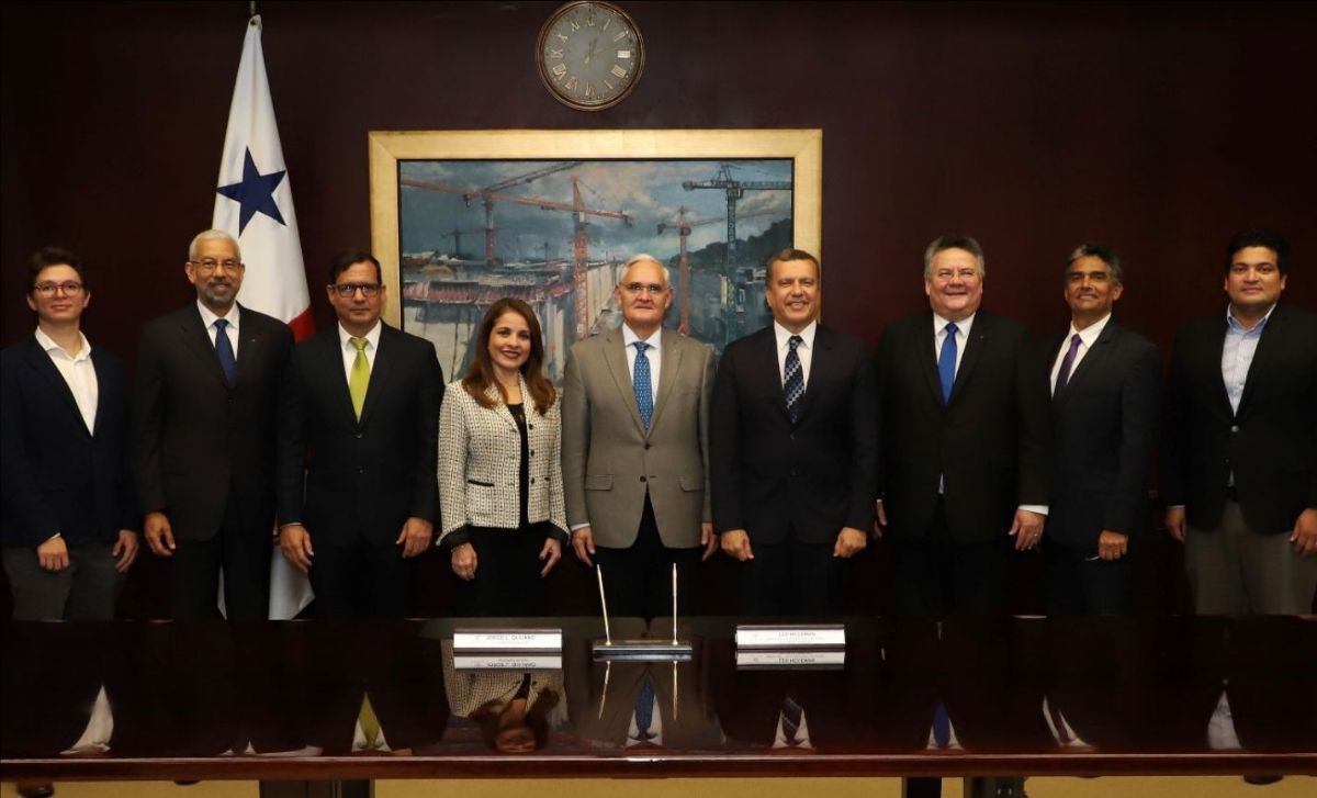 Representatives from the Panama Canal and UN Environment meet in Panama.