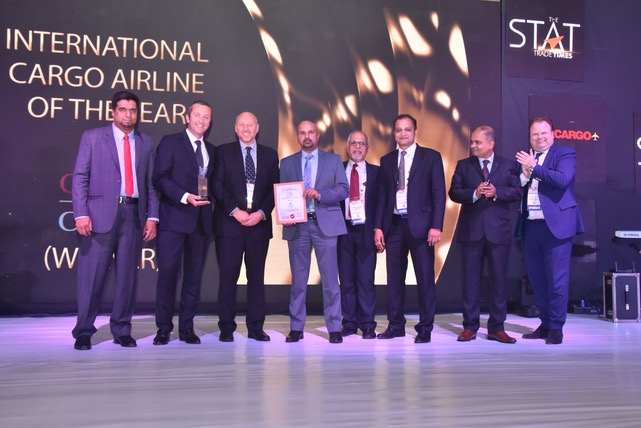 Guillaume Halleux, Acting Chief Officer Cargo (second from left) along with Qatar Airways Cargo team members receives the award from Glyn Hughes, Global Head of Cargo, International Air Transport Association (third from left).