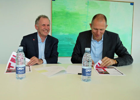 President, Red Cross Denmark, Anders Ladekarl and Ceo, DSV A/S, Jens Bjørn Andersen sign the cooperative agreement