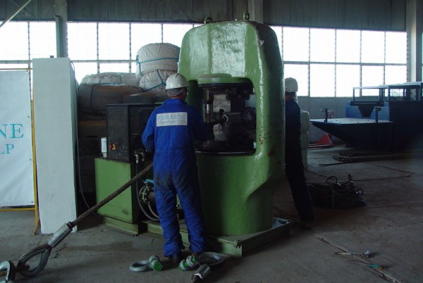 Personnel at Rigmarine’s Aktau, Kazakhstan facility manufacturing a 76mm wire rope sling.