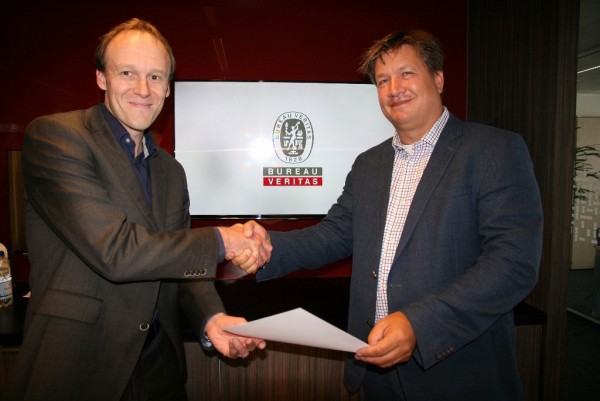 David Knukkel, CEO, RIMS BV (right) receiving the seal of approval from Bureau Veritas (BV) Marine & Offshore