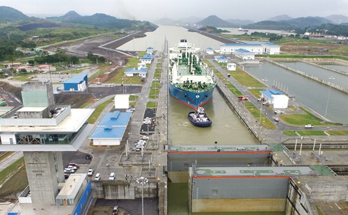 Maran Gas Apollonia transiting the Expanded Panama Canal’s Cocoli Locks, completing the historic LNG transit.