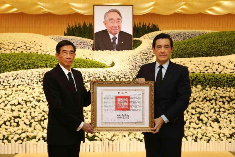 Taiwan President Ma Ying-jeou (right) honored Evergreen Group founder Dr. Chang Yung-Fa with a posthumous commendation, accepted by his eldest son Mr. Chang Kuo-hua (left).
