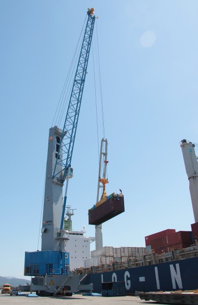 Renewed success for large cranes from TPS in South America: two Chilean customers have each ordered a Terex® Gottwald Model 8 mobile harbour crane in the G HMK 8410 two-rope variant. The machines can handle a wide range of cargo and are intended to serve vessels up to the super post-Panamax class in container operation.