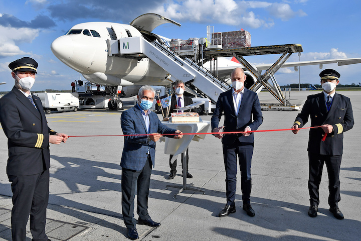 Huseyin Ceyhan, Vice President of Turkish Airlines (2nd from left), Ahmet Yildirim, Regional Cargo Director Germany of Turkish Airlines (center), Jost Lammers, CEO Munich Airport (4th from left) and the pilots joined the traditional ribbon cutting in front of the Turkish Airlines freighter.
