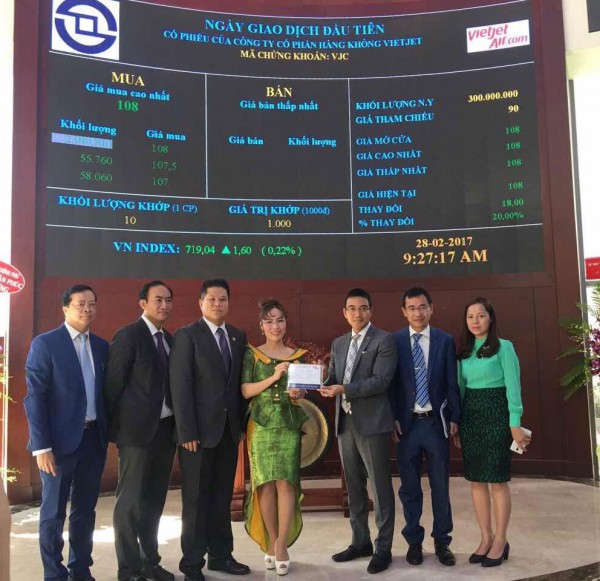 Mrs. Nguyen Thi Phuong Thao, Vietjet’s President & CEO, receives the ATO (At-The-Open Order) symbolic order from HOSE representative