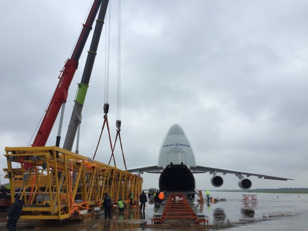 Preparing the 35-metre telescopic bridge to be loaded onboard the An-124-100 freighter.